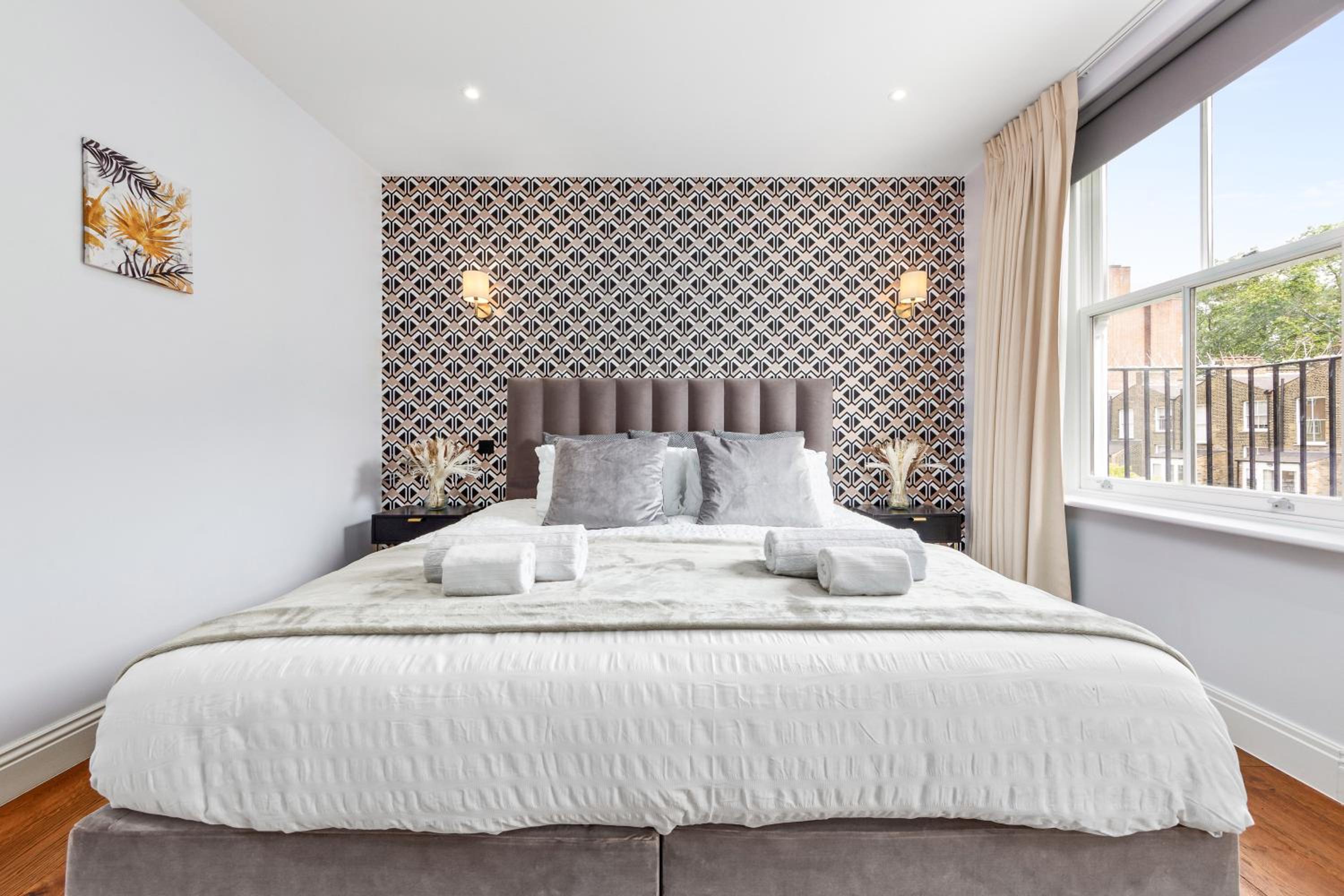 Stylish 2 bedroom apartment in Westminster Sleeps 5 with AC