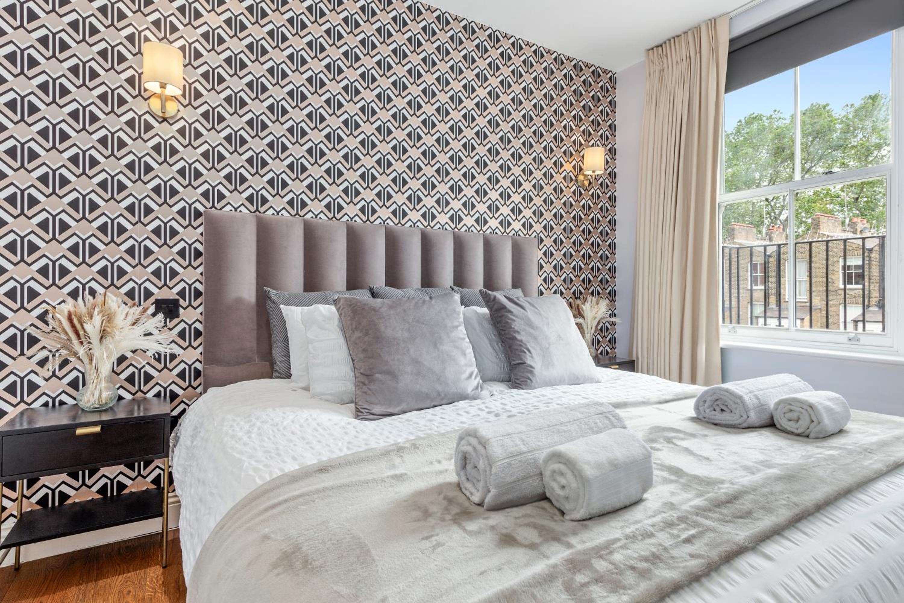 Stylish 2 bedroom apartment in Westminster Sleeps 5 with AC