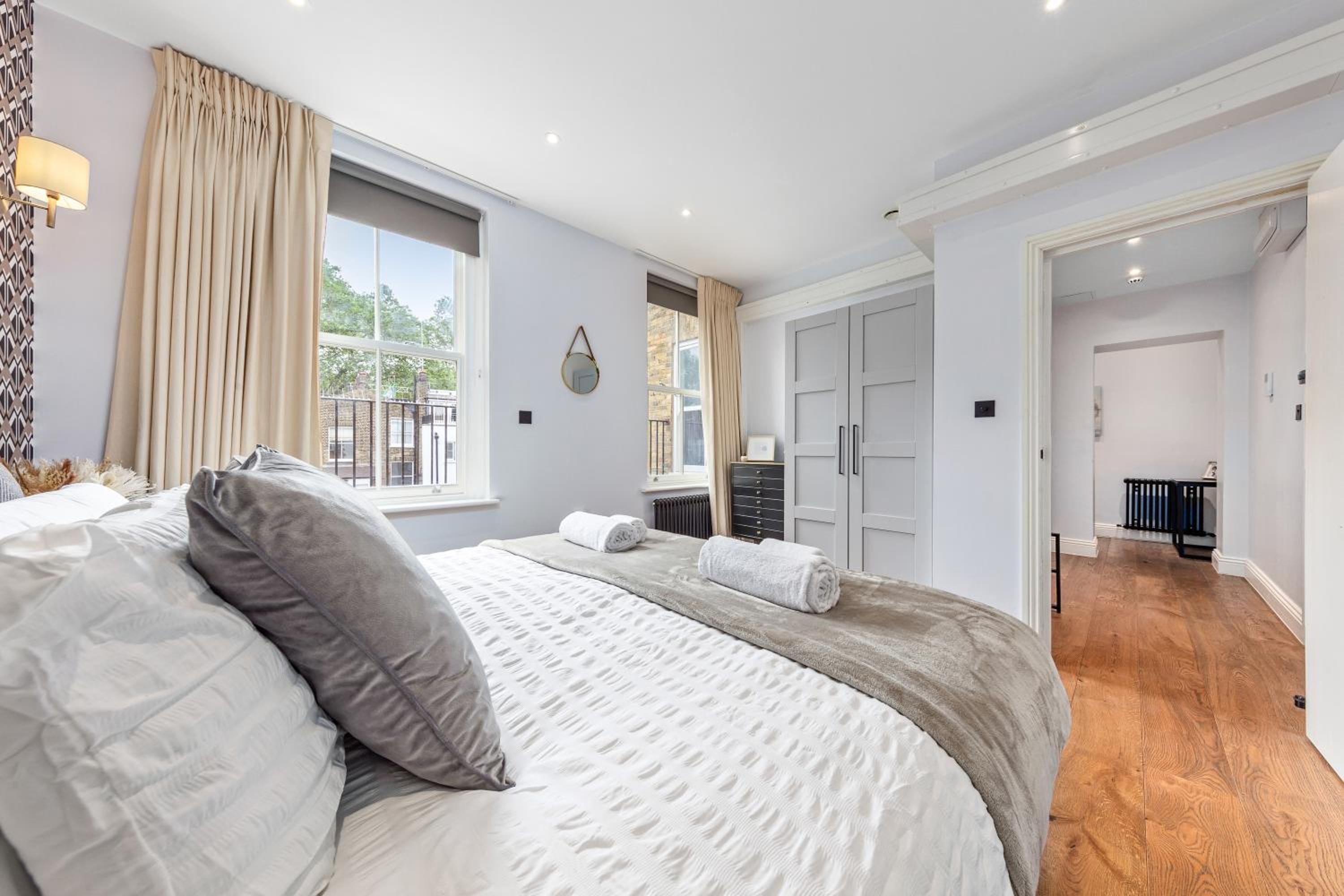 Stylish 2 bedroom apartment in Westminster Sleeps 5 with AC
