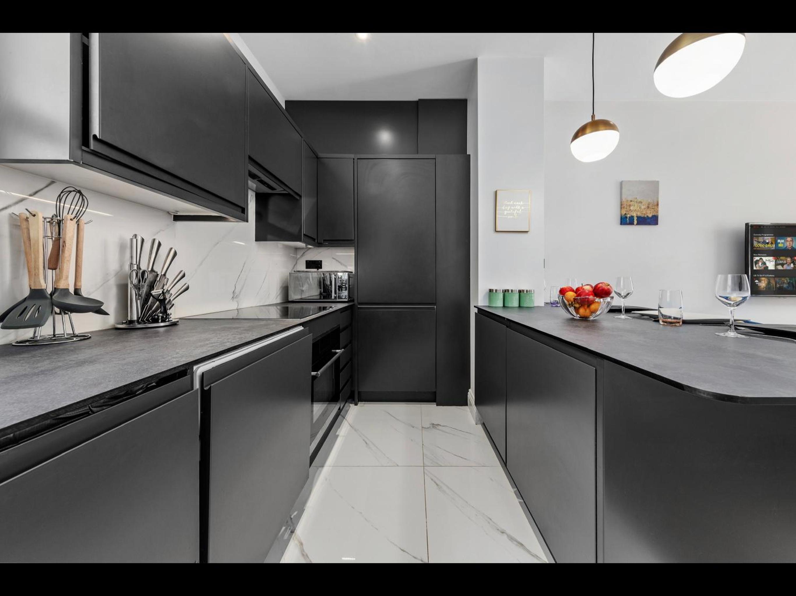 Stylish 2 bedroom apartment in Westminster Sleeps 5 with AC