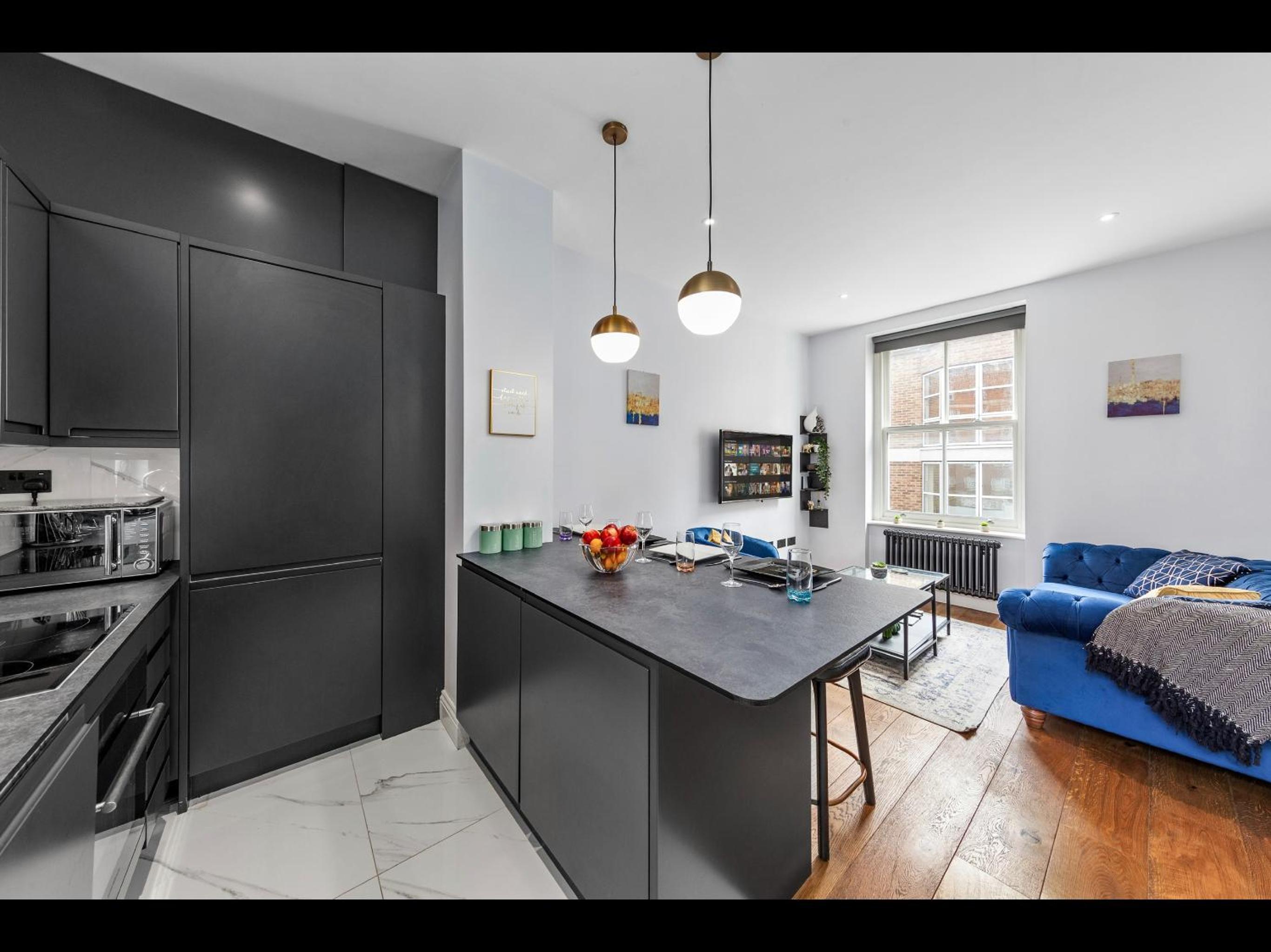Stylish 2 bedroom apartment in Westminster Sleeps 5 with AC
