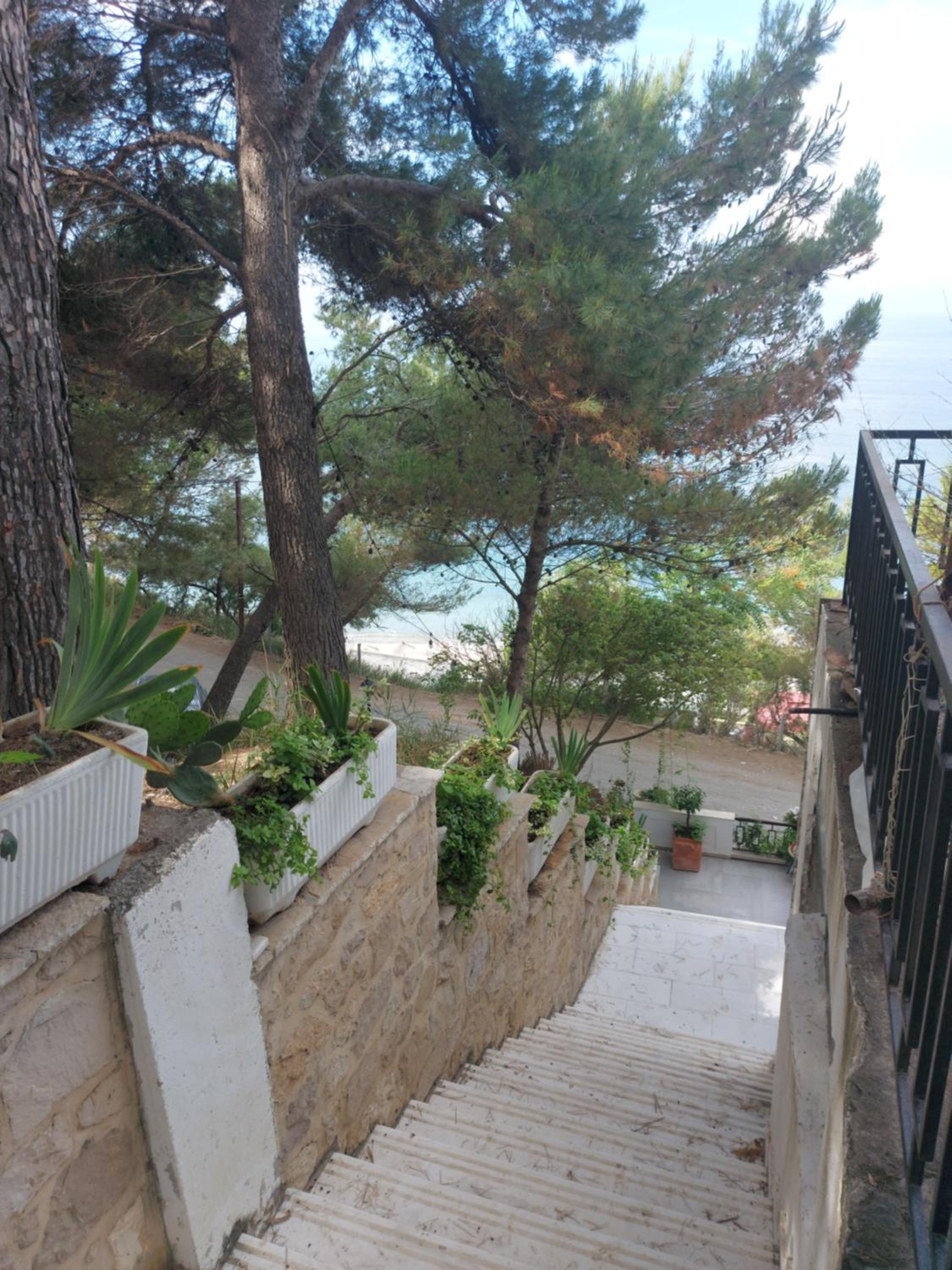 Bral Currila - Peaceful Beachfront Apartment