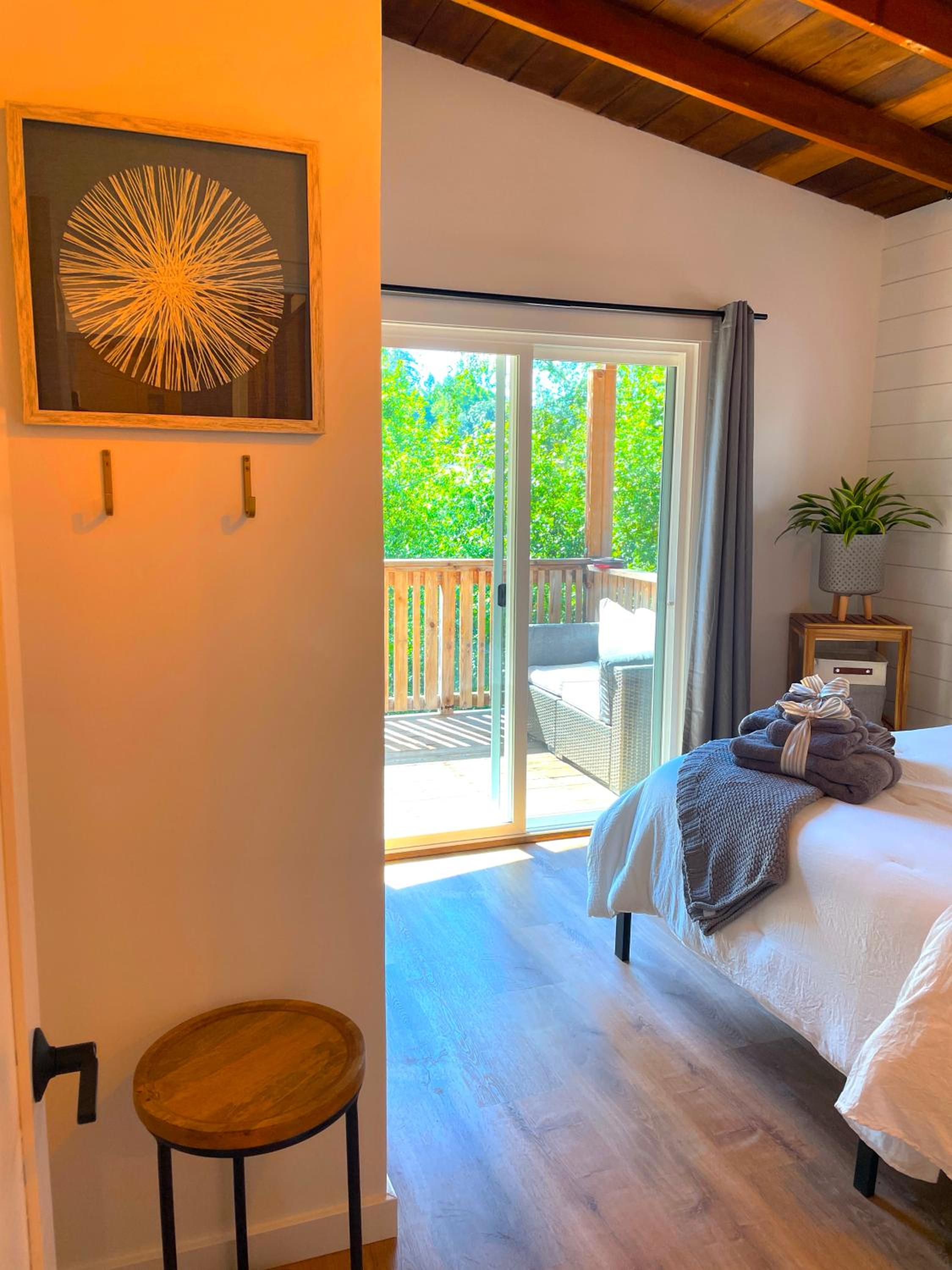 Private Wine Country-River Bungalow! Sunny Treetop Views - Pets Stay Free view 4