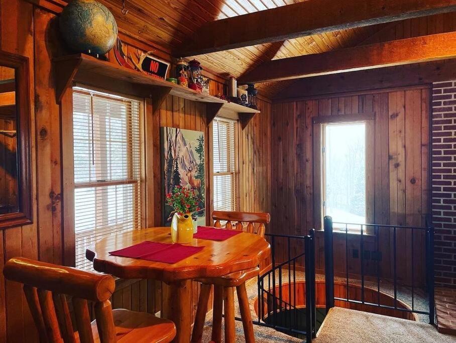 Eagle Crest cabin, White river view with hottub view 4