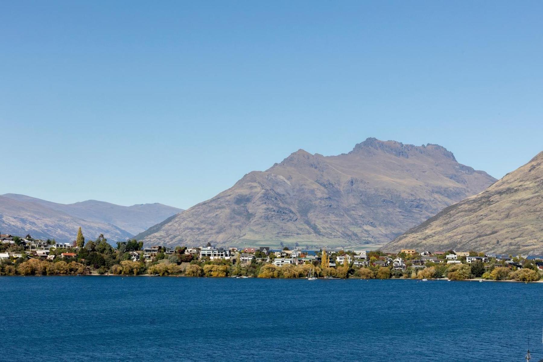 Scenic and Relaxing Lakefront Apartment