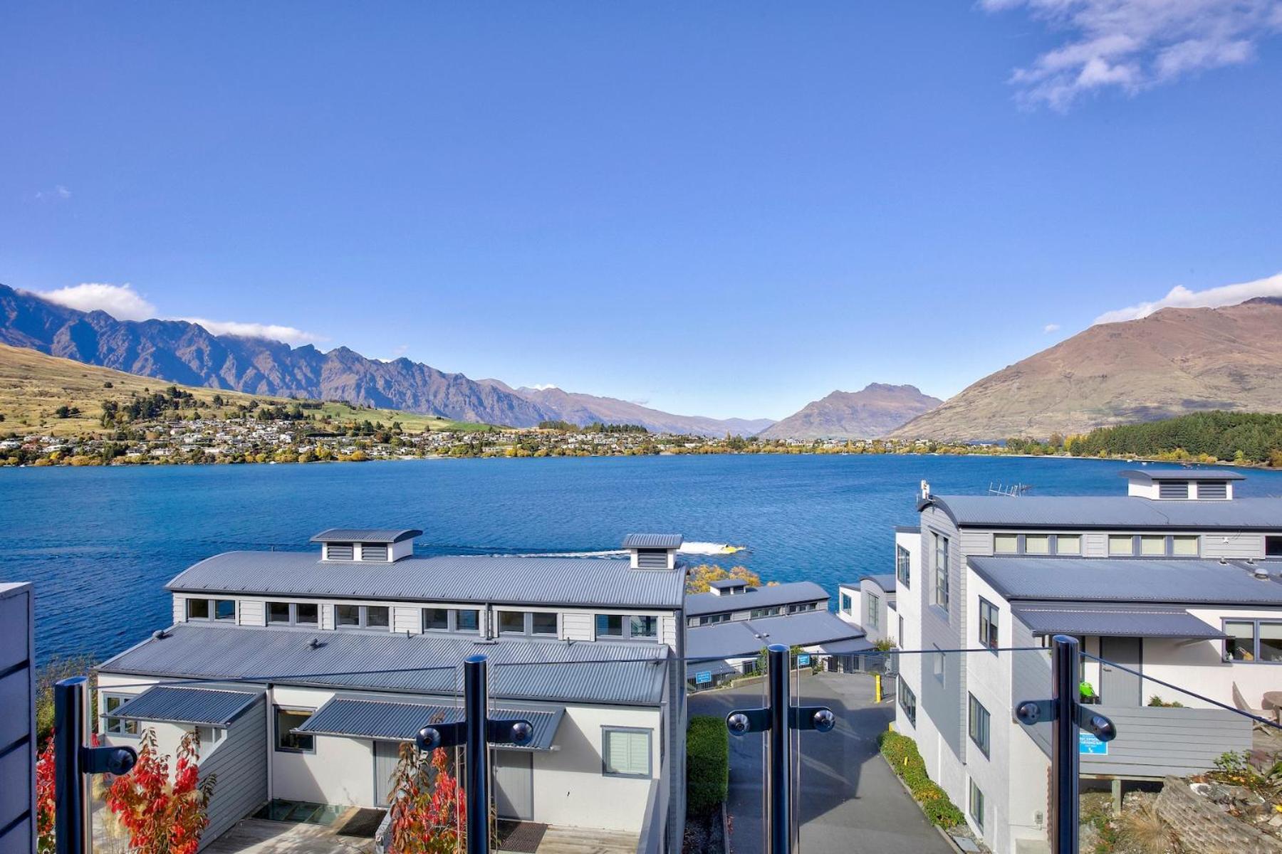 Scenic and Relaxing Lakefront Apartment