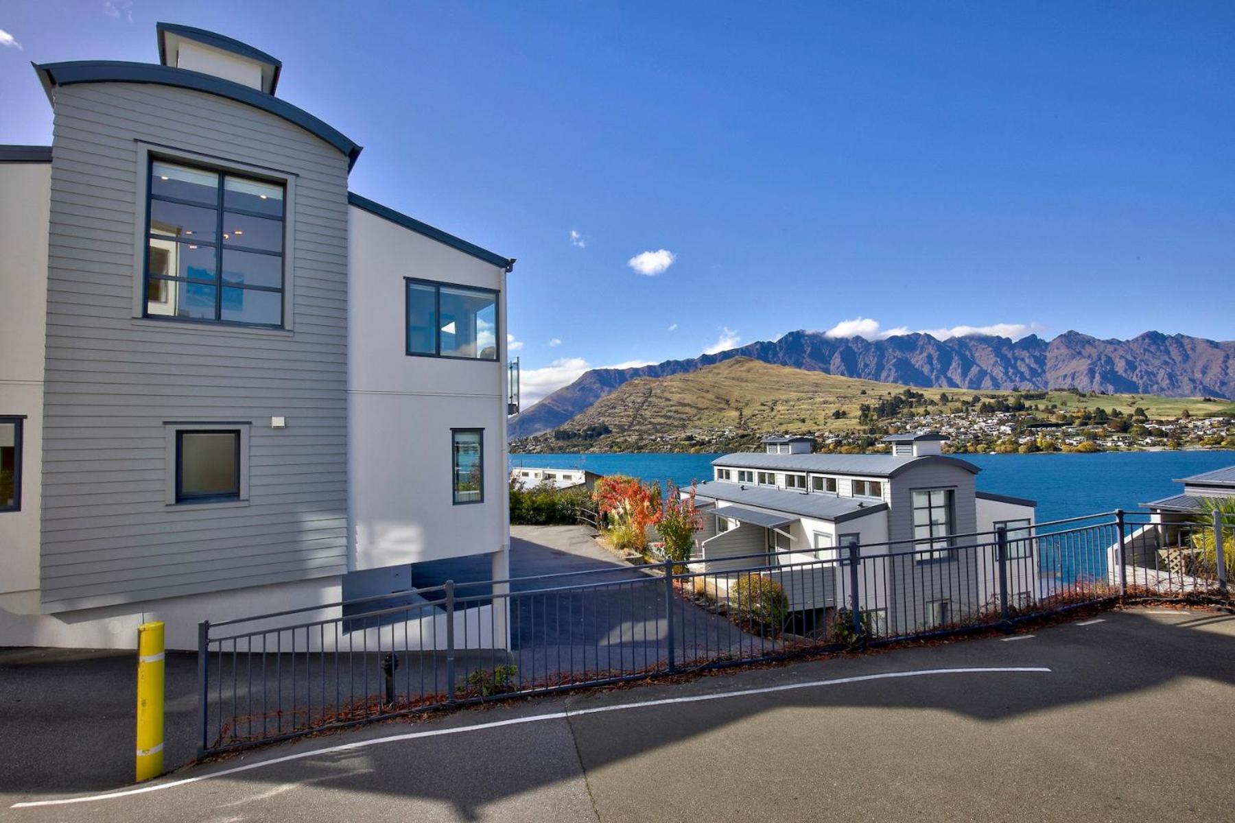 Scenic and Relaxing Lakefront Apartment