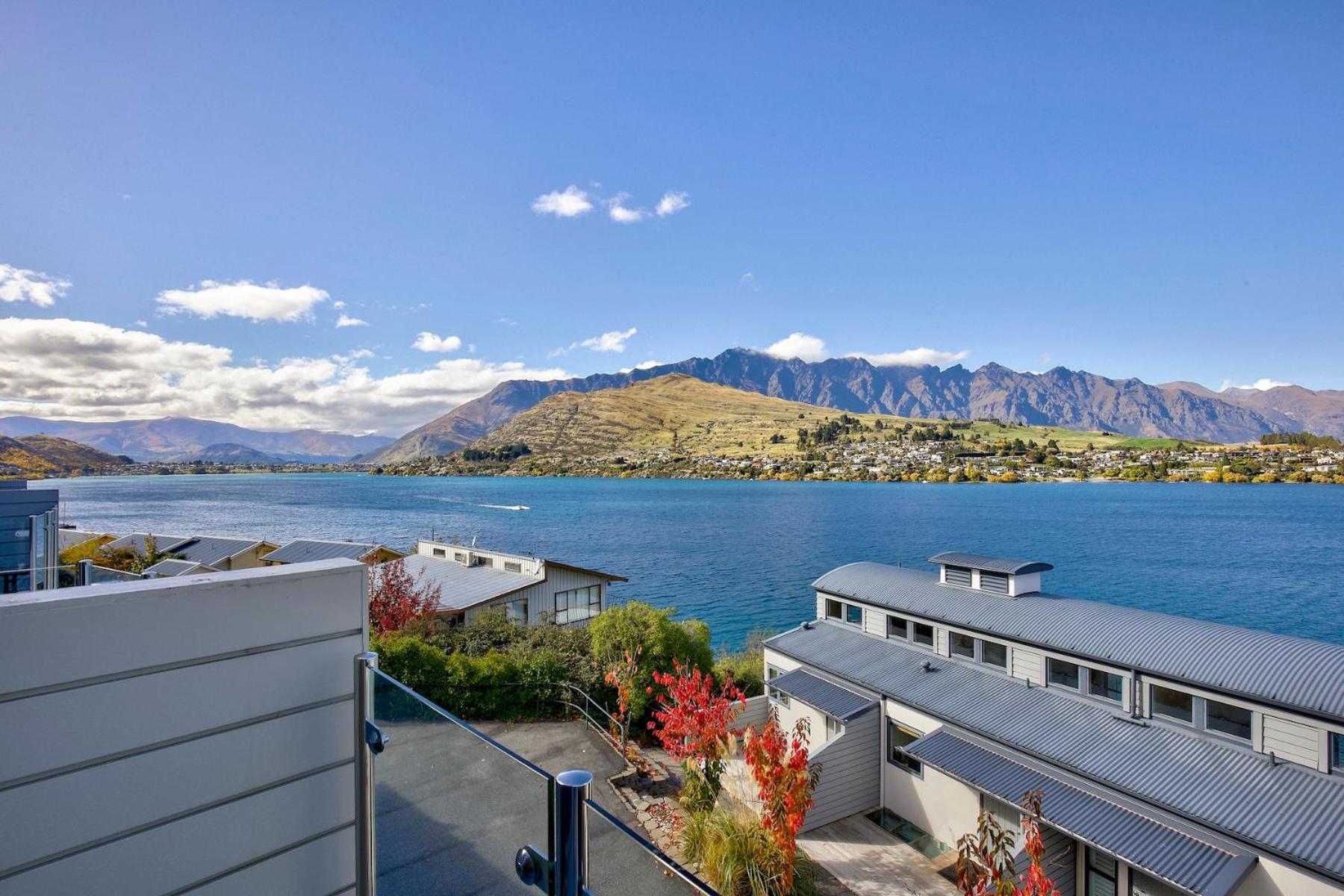 Scenic and Relaxing Lakefront Apartment