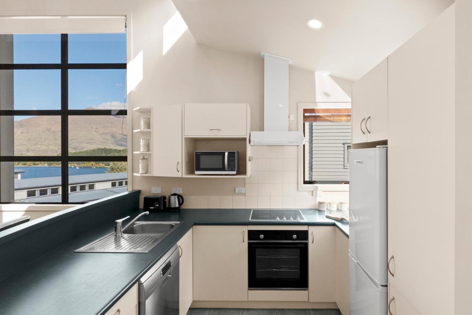Scenic and Relaxing Lakefront Apartment
