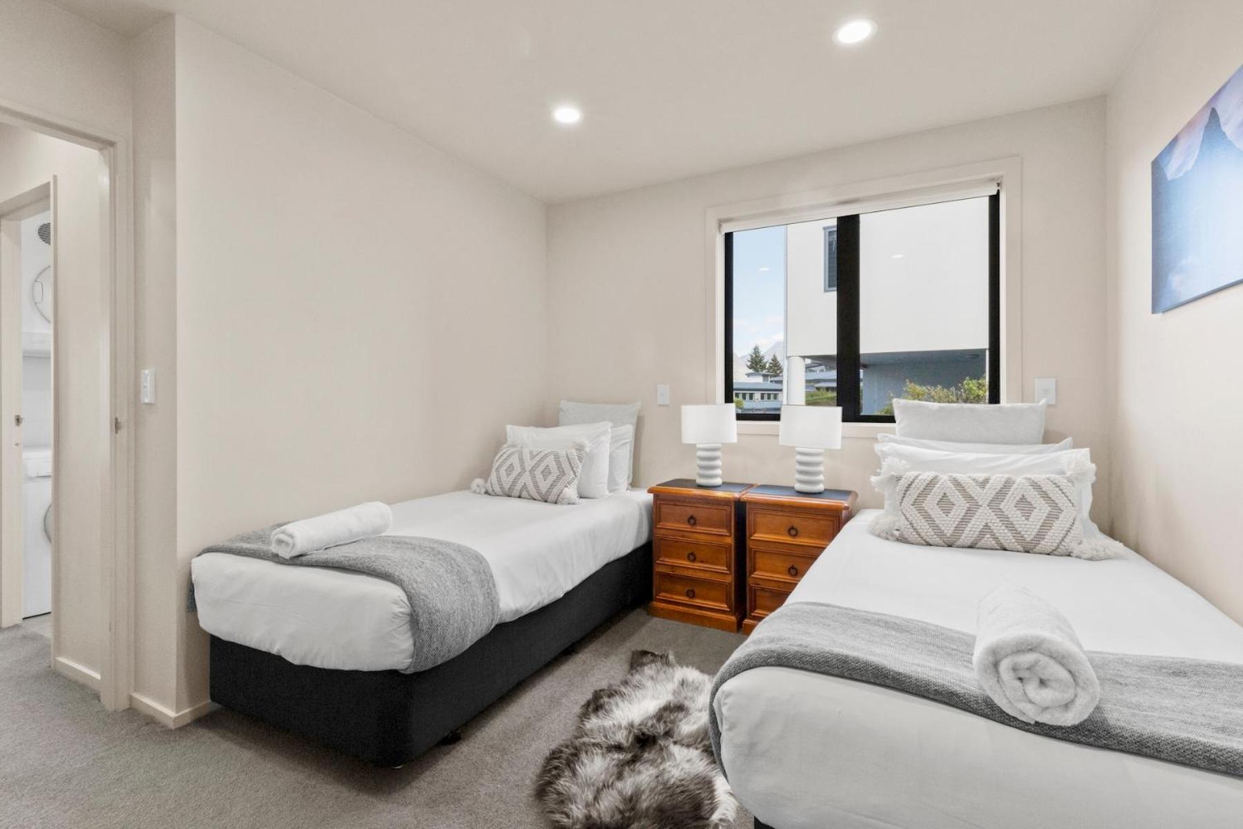 Scenic and Relaxing Lakefront Apartment