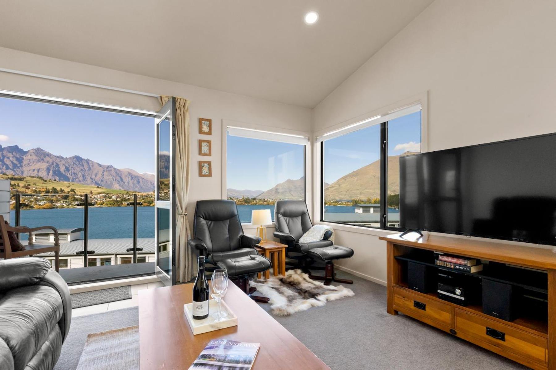 Scenic and Relaxing Lakefront Apartment