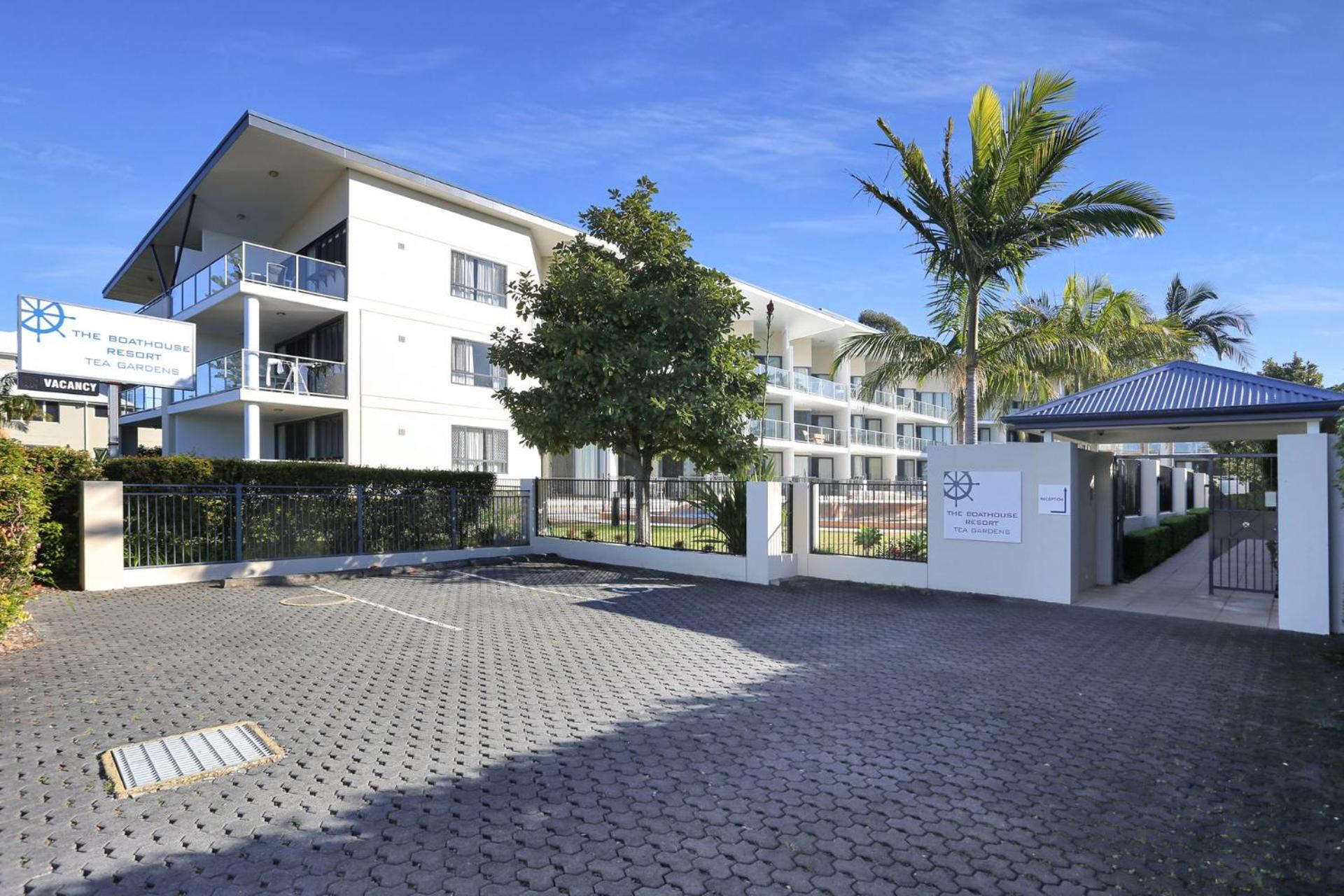 Boathouse 107 Pool side apartment