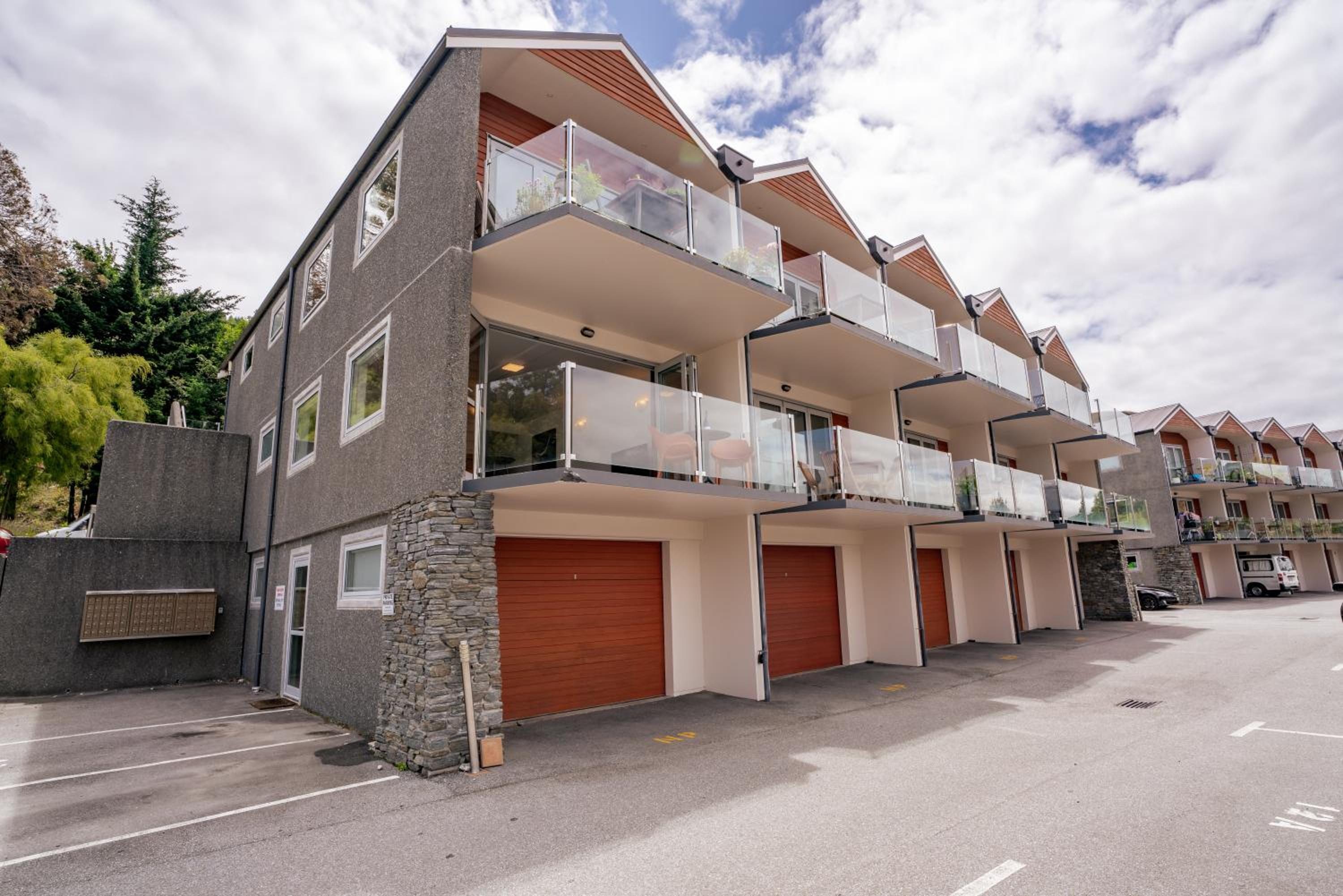 Lakeside Living - 1 Bedroom Alpine Apartment 1 view 5