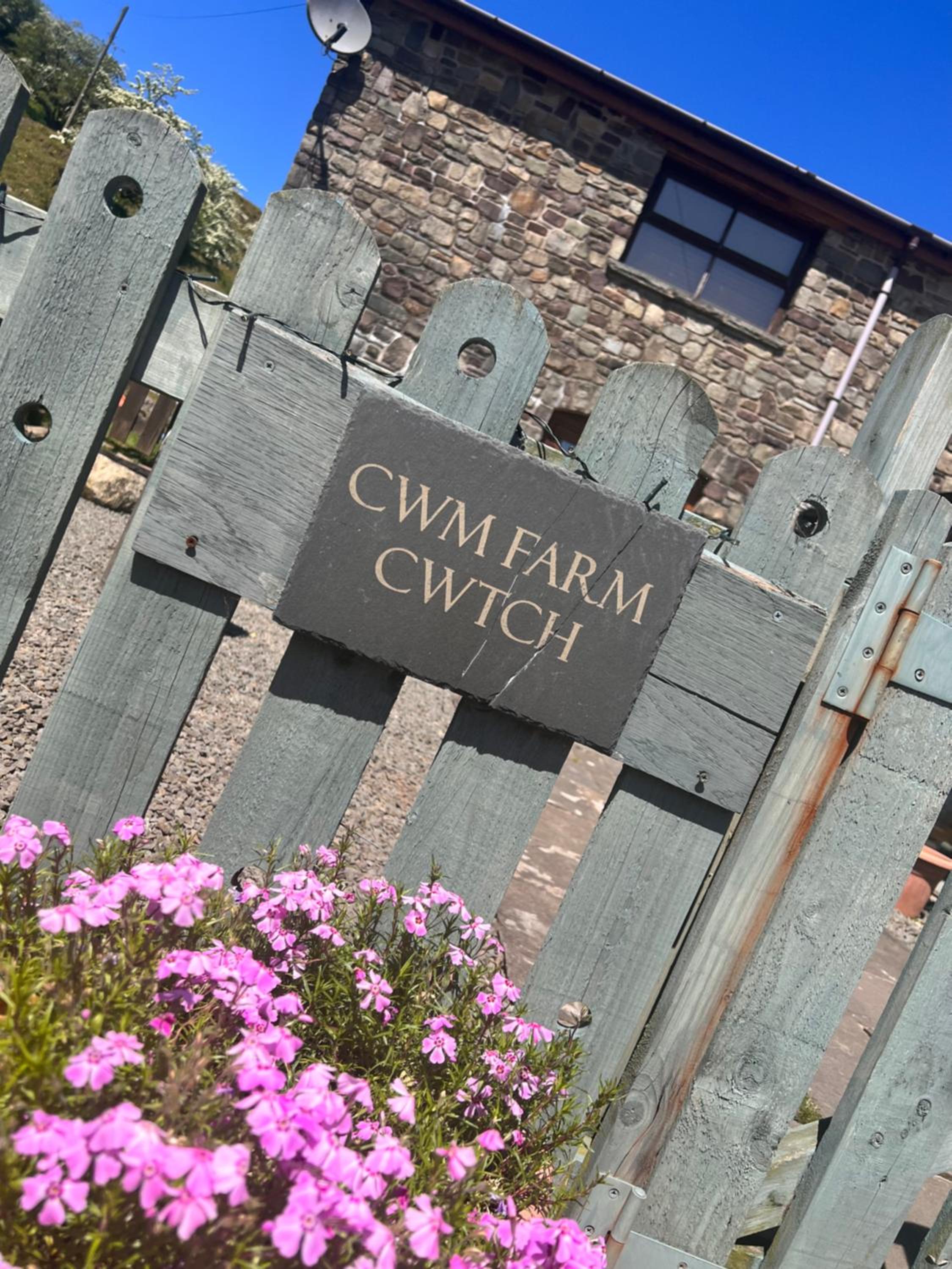 Cwm Farm Cwtch