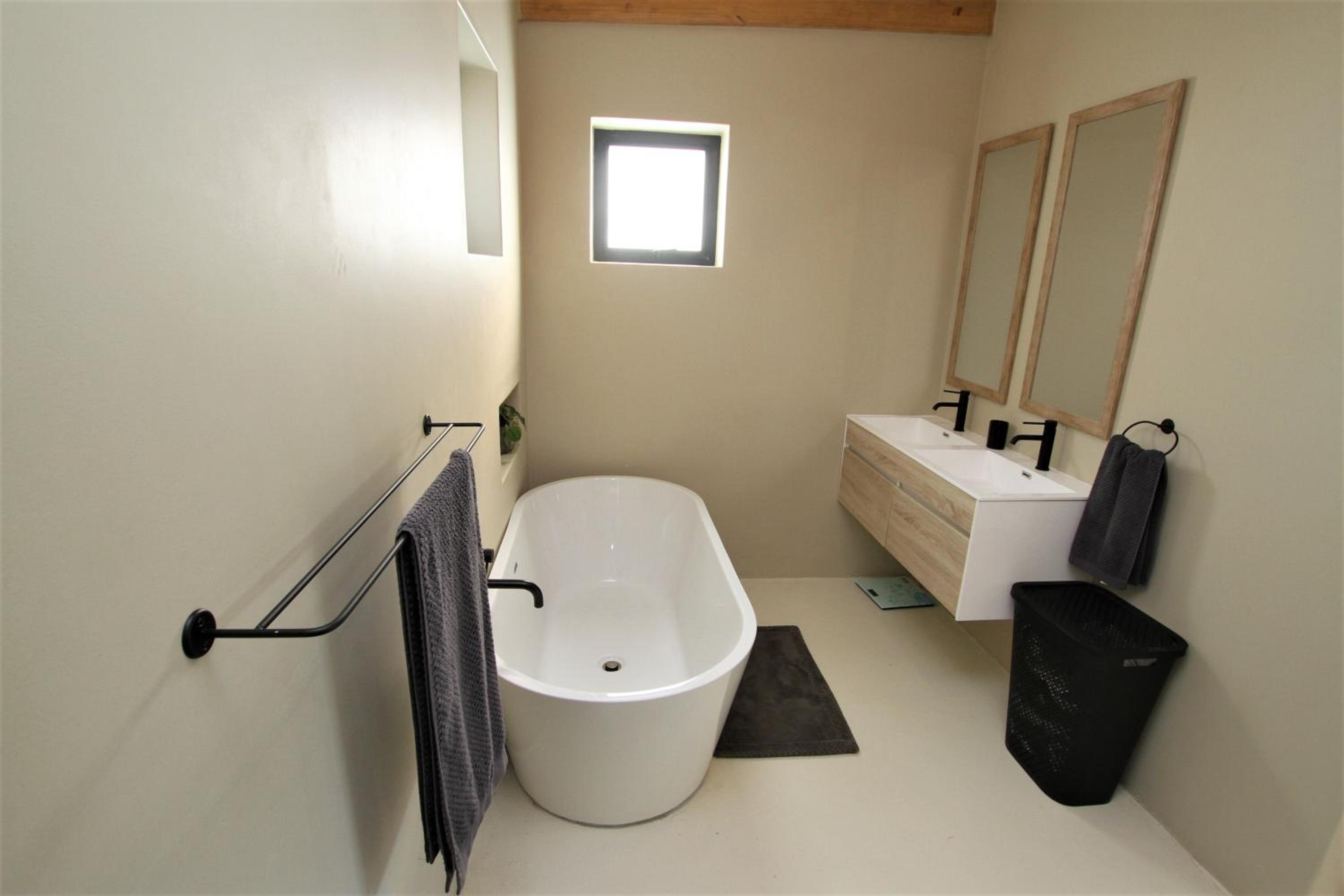 Modern home - walk to the beach (no load shedding) view 5
