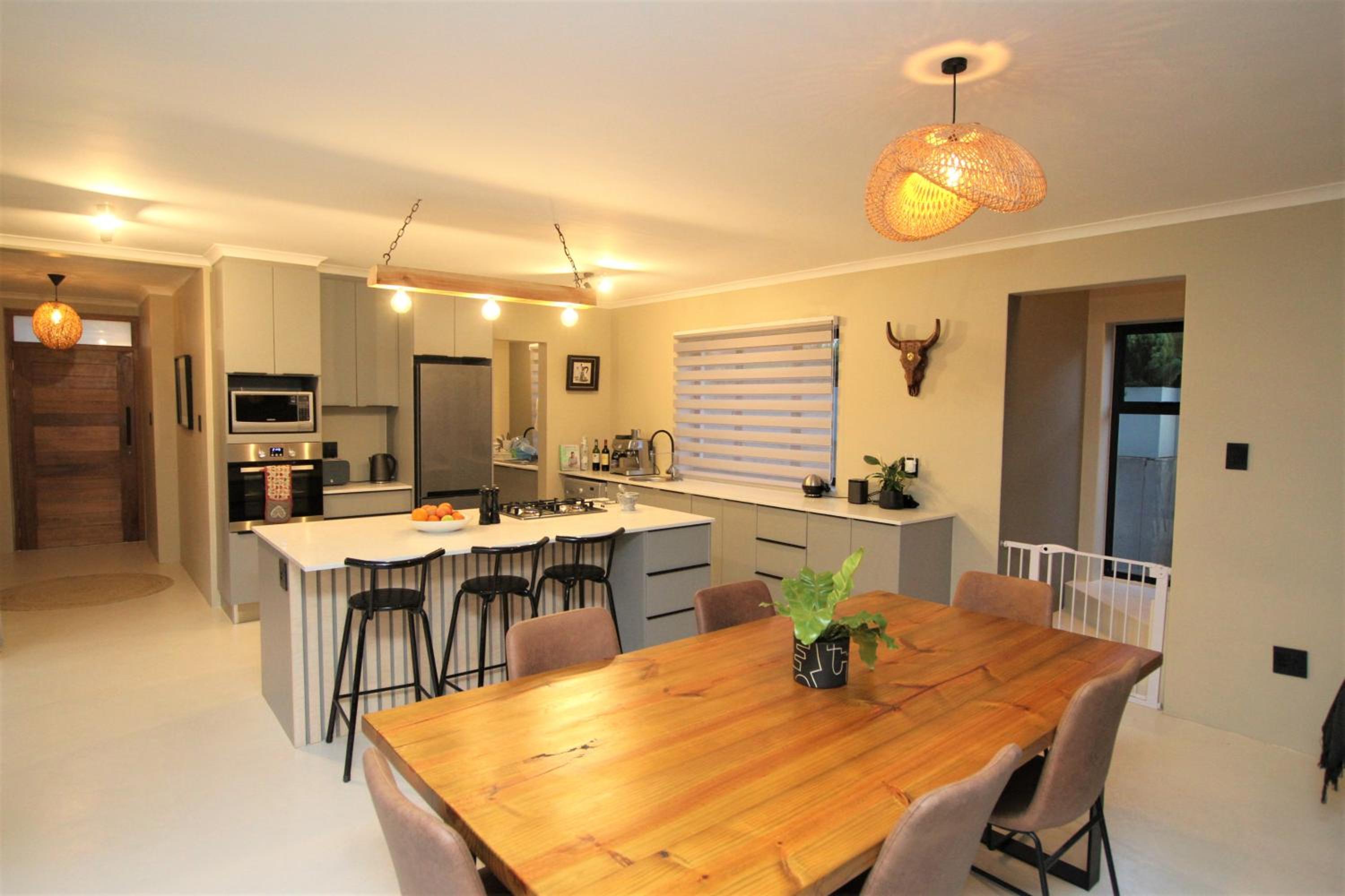 Modern home - walk to the beach (no load shedding) view 2