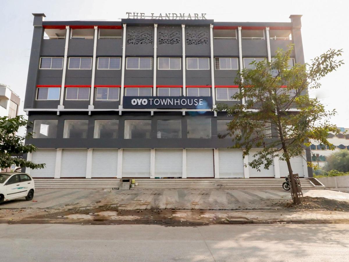 Super OYO Townhouse 327 C21 Mall