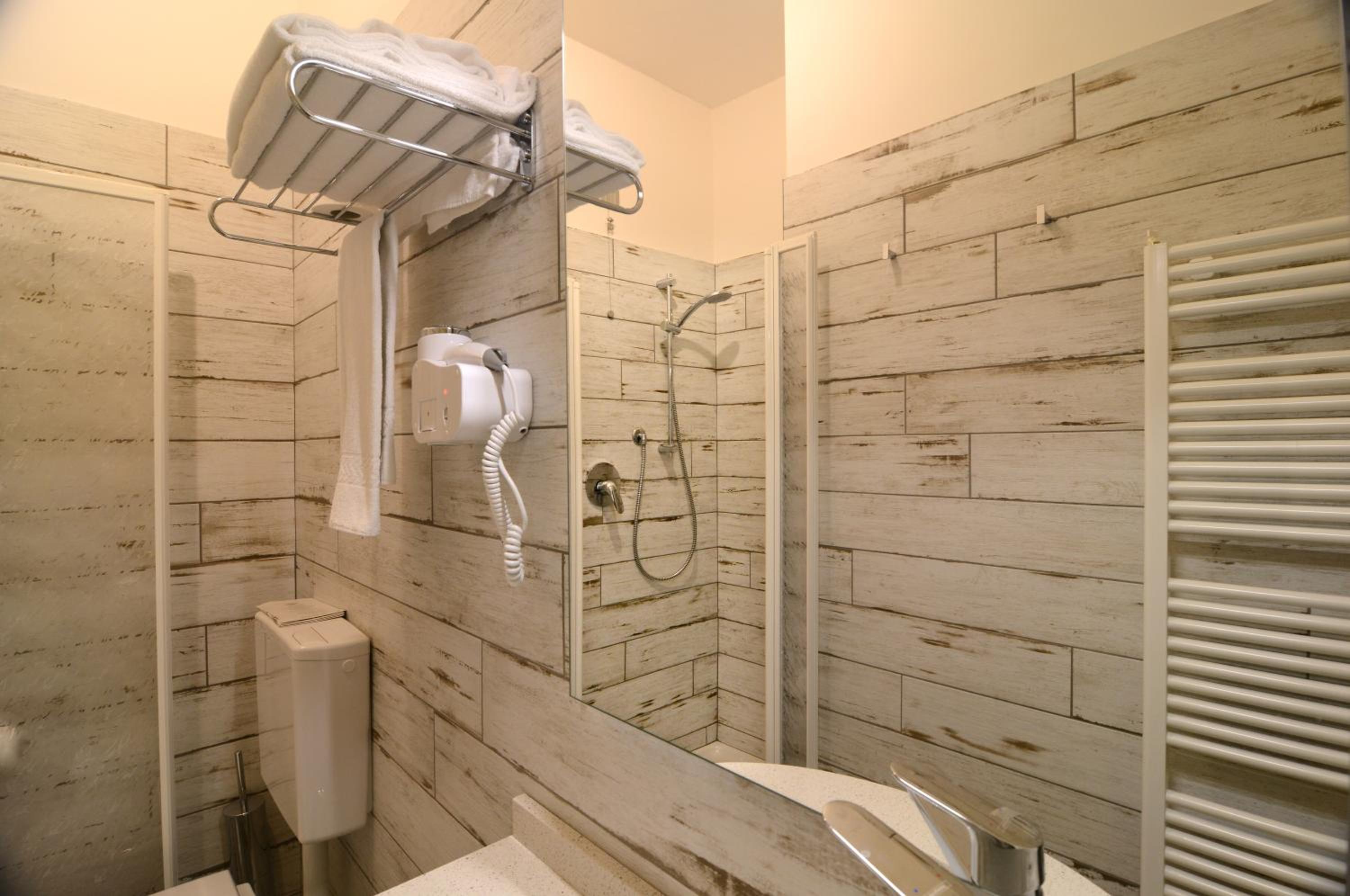 Pidkova en Modena — bathroom