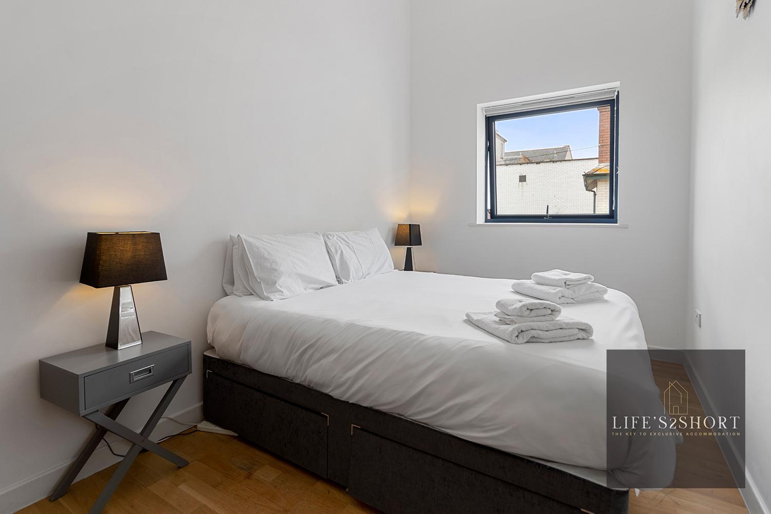 Smythen St, 2 bed apartment with balcony view 5
