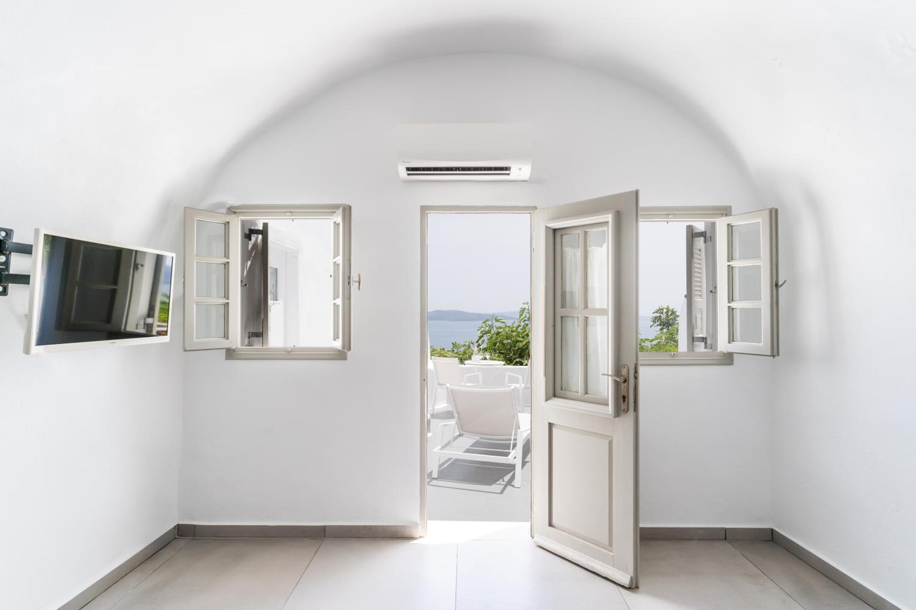 Oia Vacations - Vogue Suites - Property Image 1