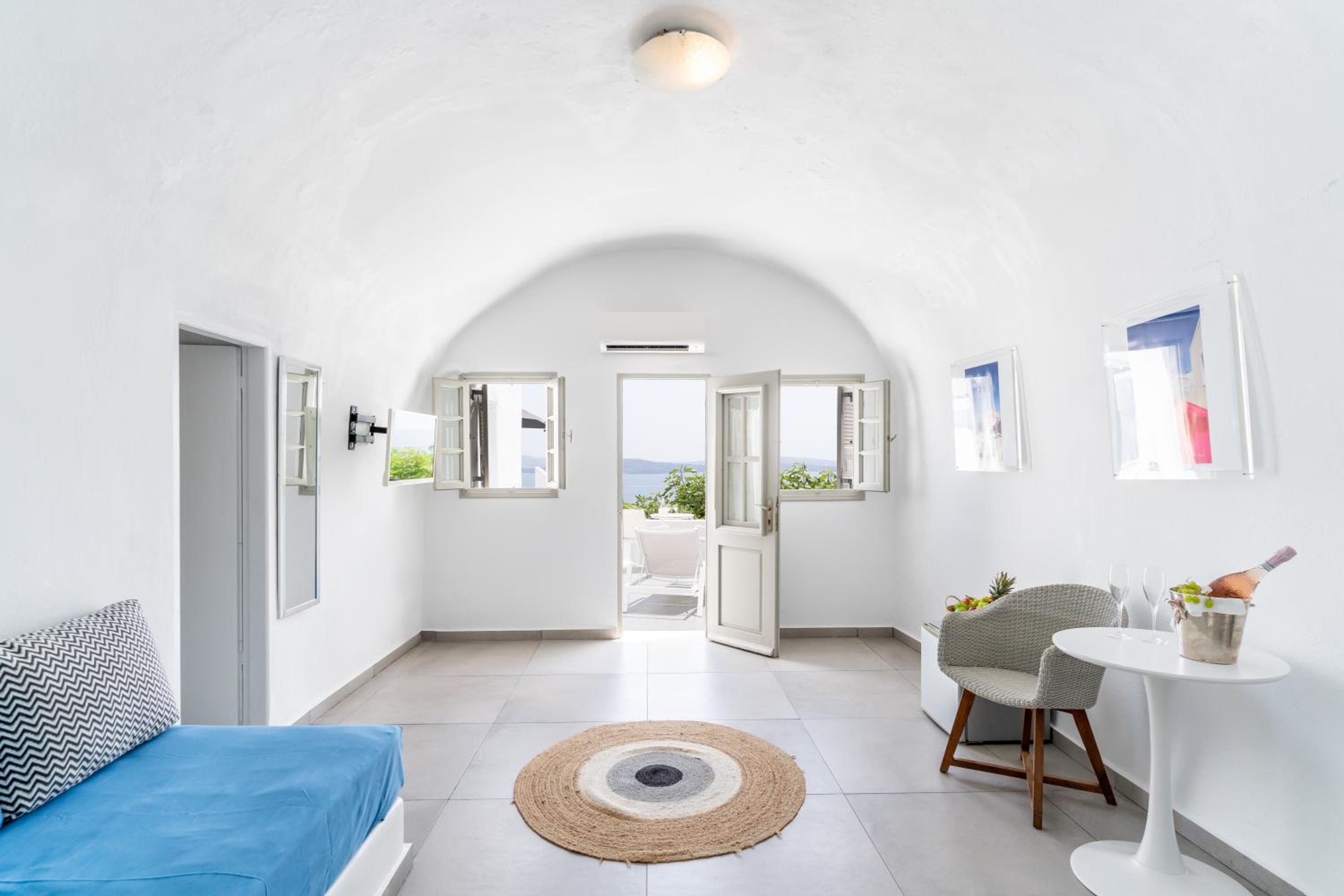 Oia Vacations - Vogue Suites - Property Image 5