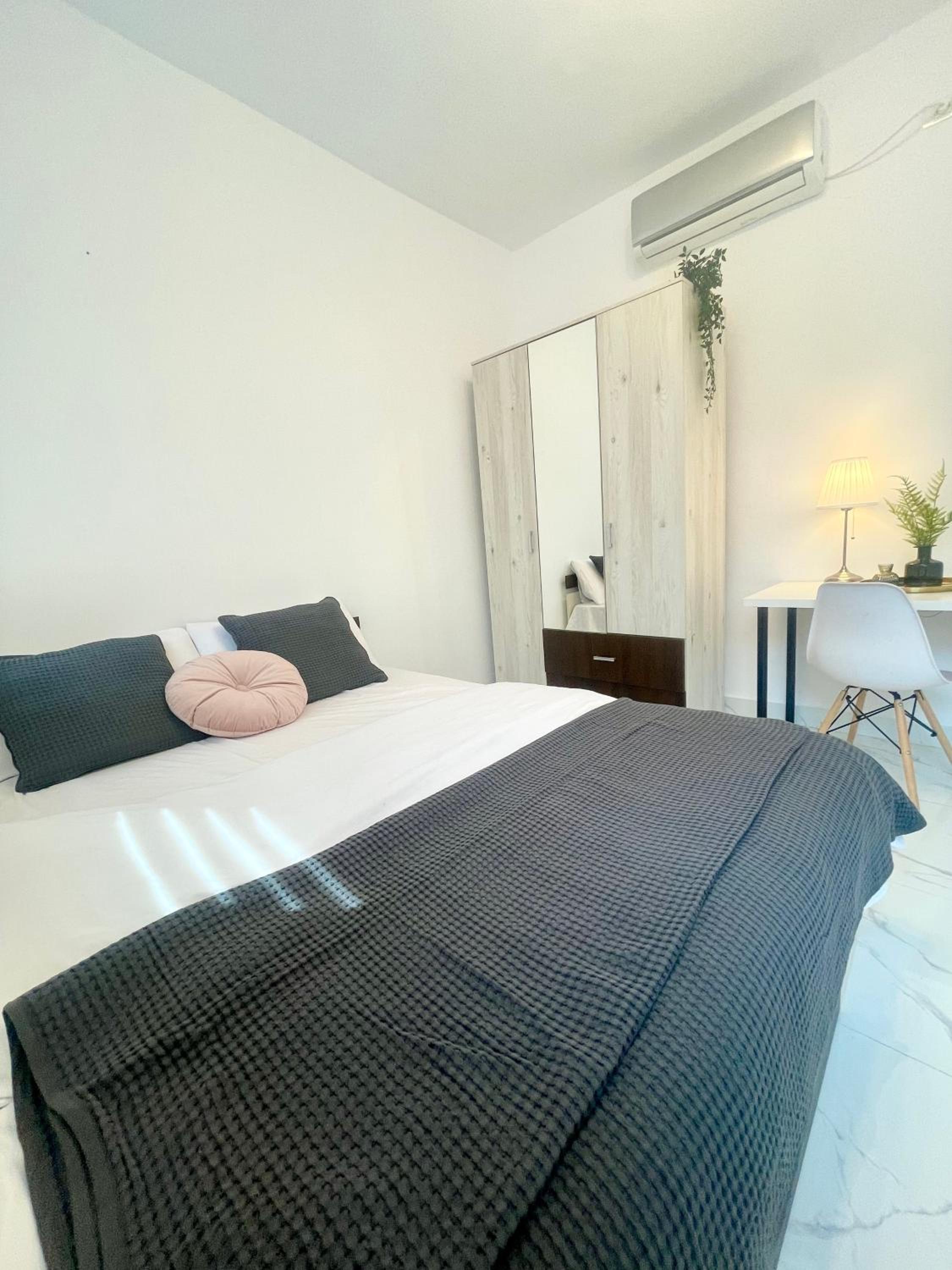 Cozy Central Studio Near Park view 5
