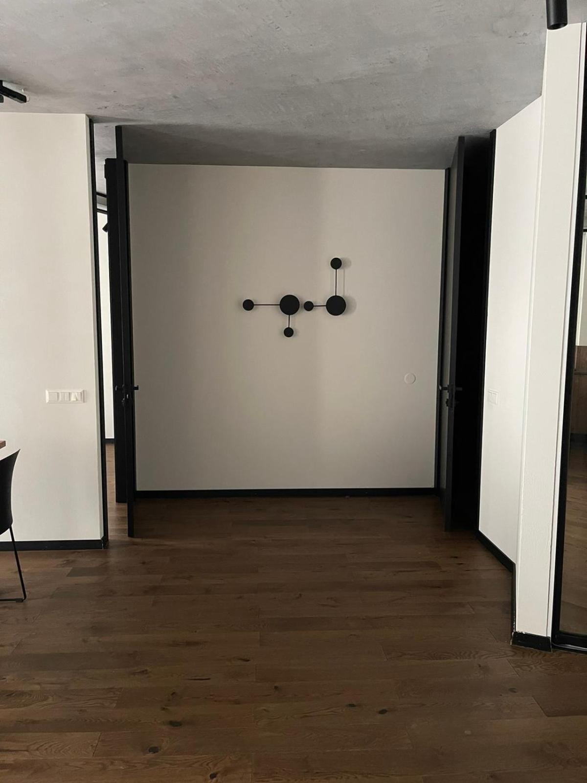 Carlo Apartments