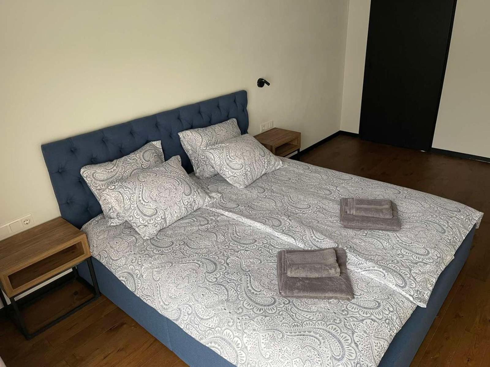 Carlo Apartments