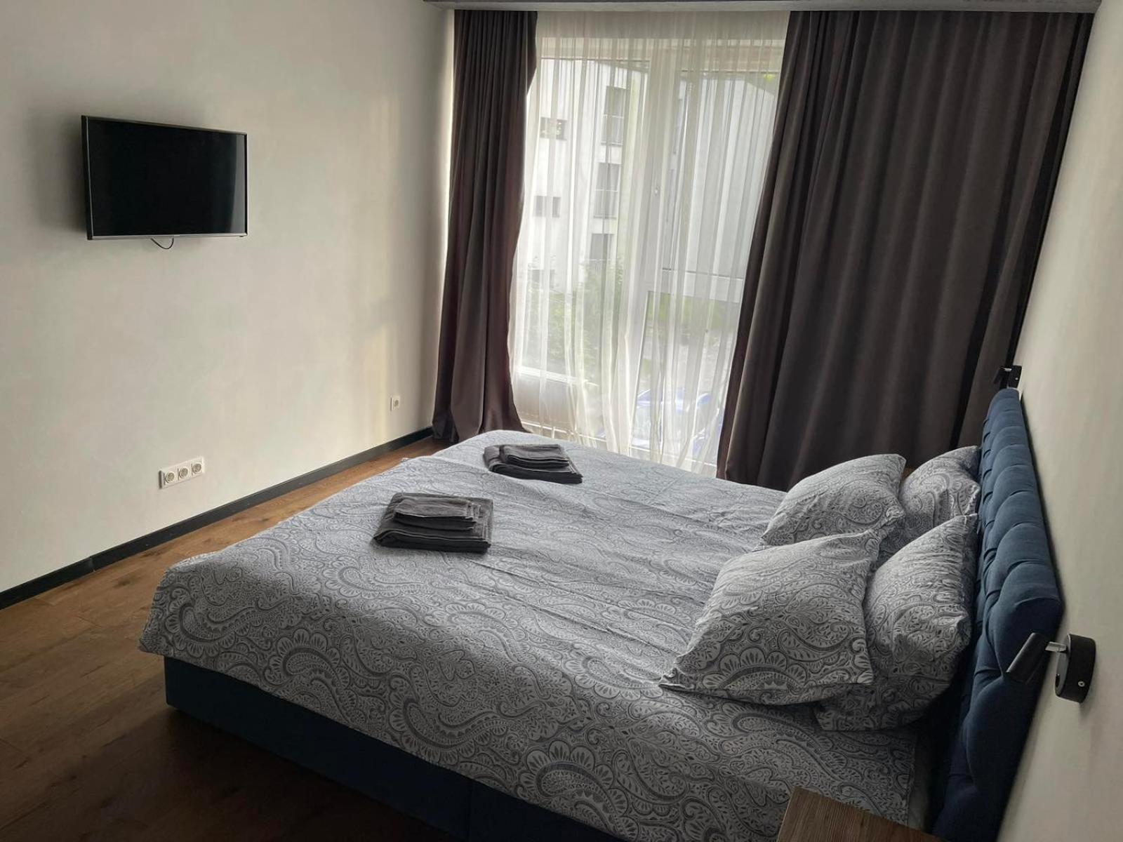 Carlo Apartments
