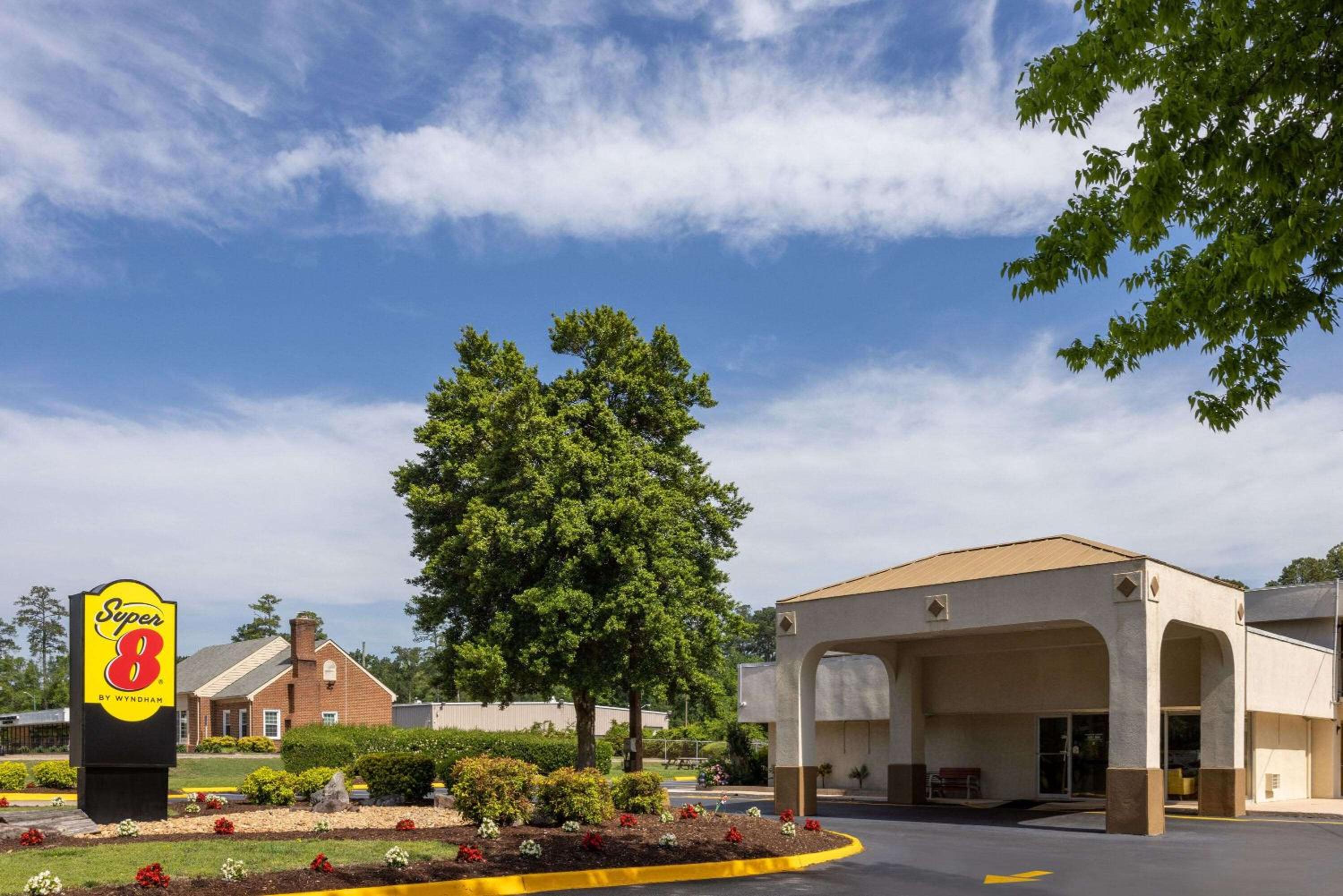 Hotel Super 8 by Wyndham Williamsburg/Historic Area - Image 1