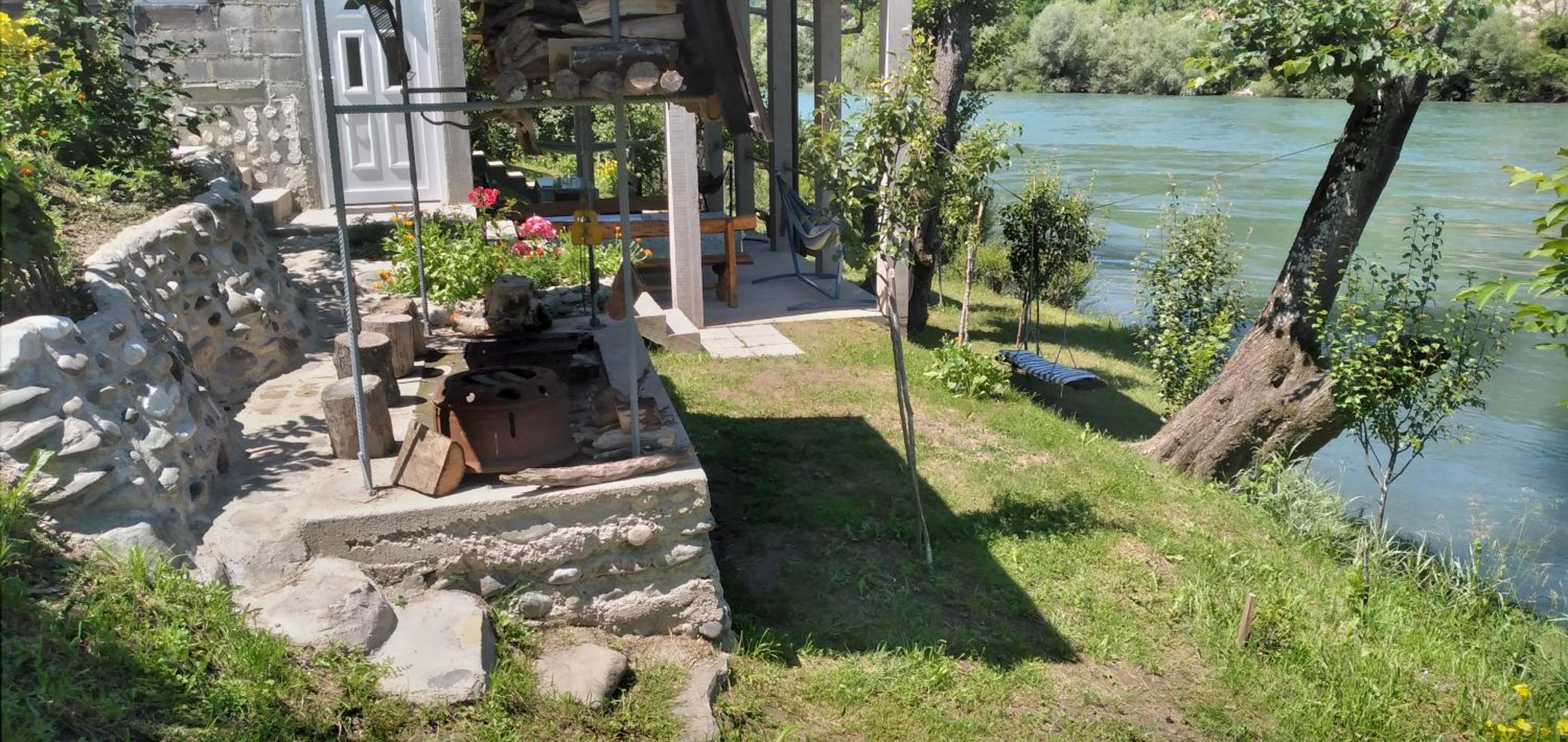 Vikendica pored Drine Foča