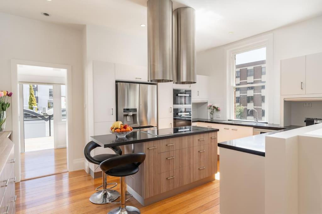 luxury city living - private entrance-free parking