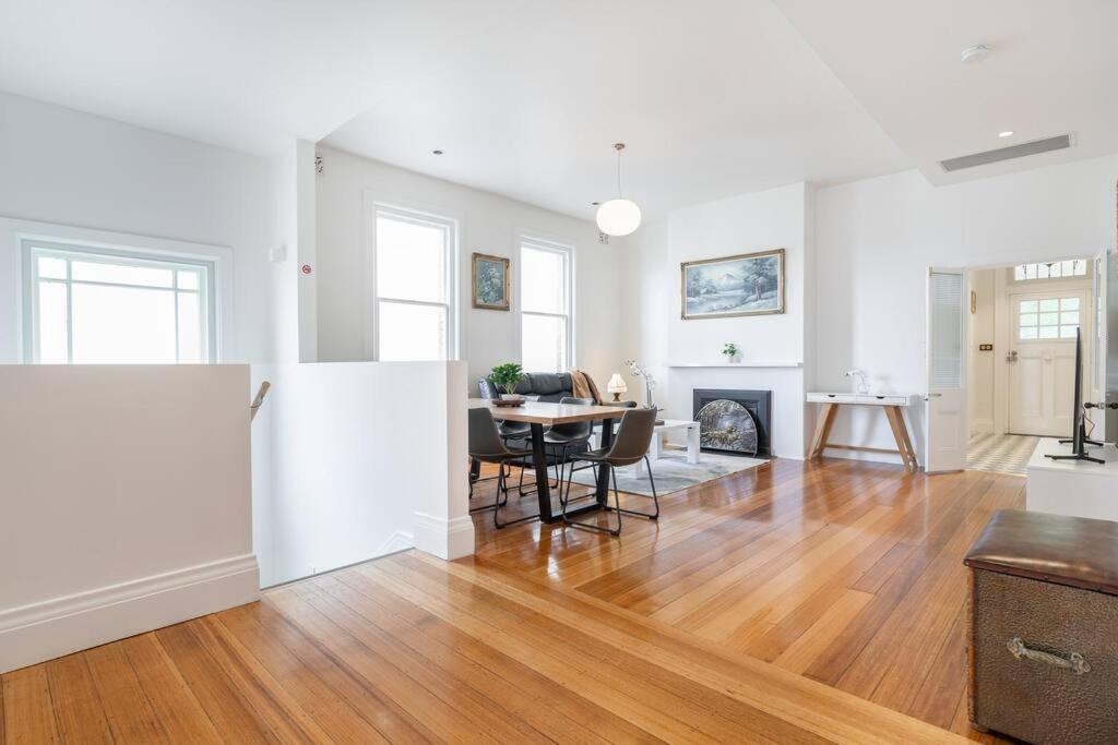 luxury city living - private entrance-free parking