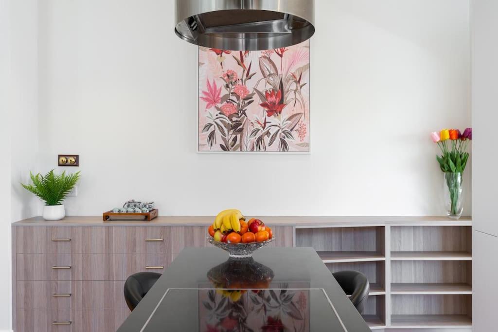 luxury city living - private entrance-free parking