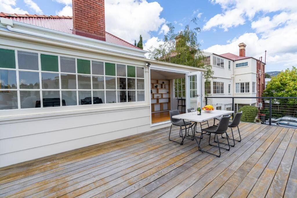 luxury city living - private entrance-free parking