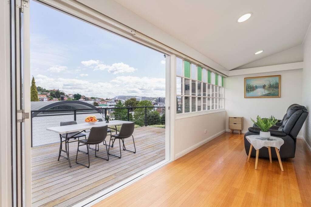 luxury city living - private entrance-free parking