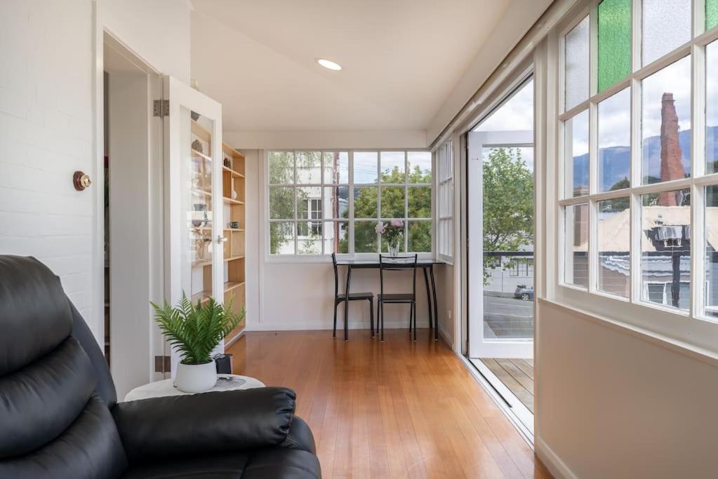 luxury city living - private entrance-free parking