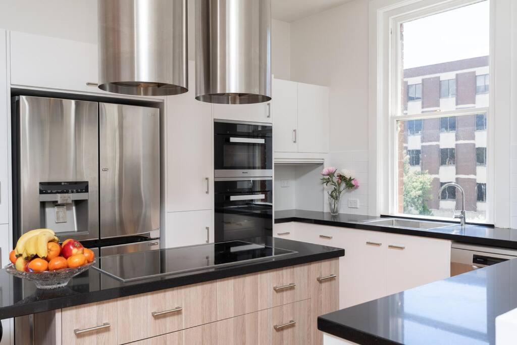 luxury city living - private entrance-free parking