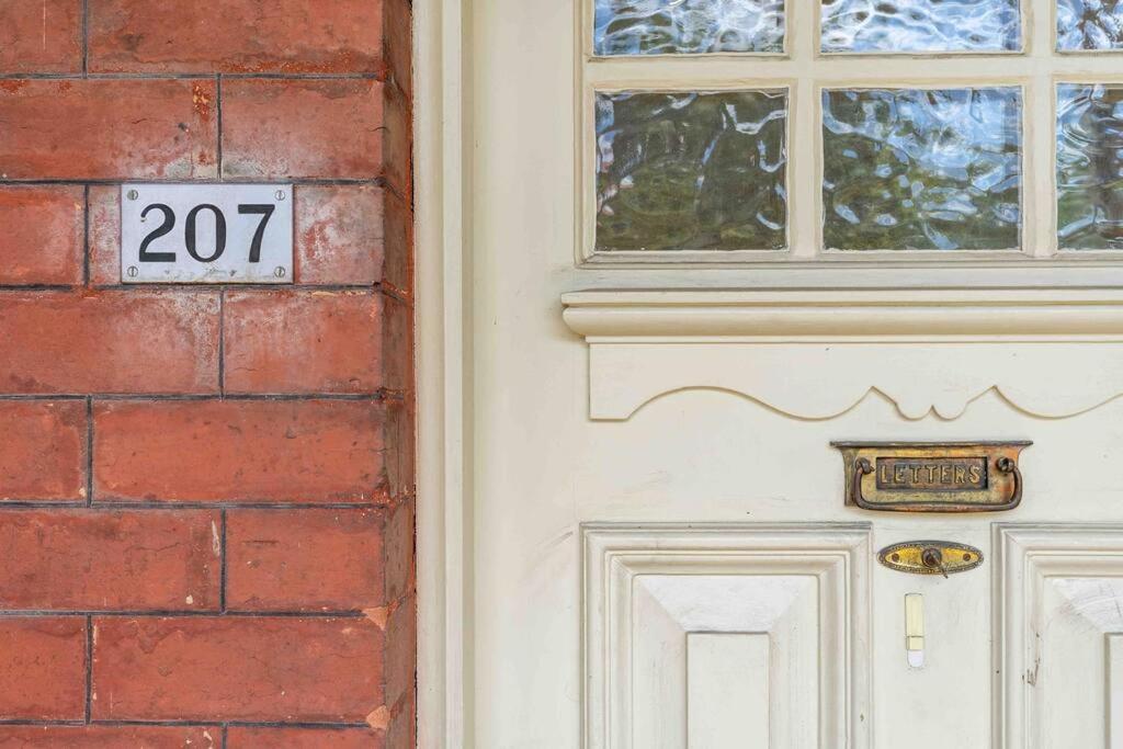 luxury city living - private entrance-free parking
