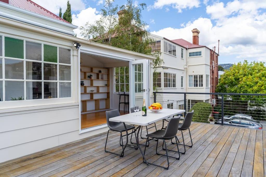 luxury city living - private entrance-free parking