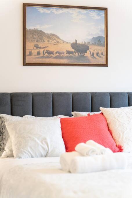 luxury city living - private entrance-free parking