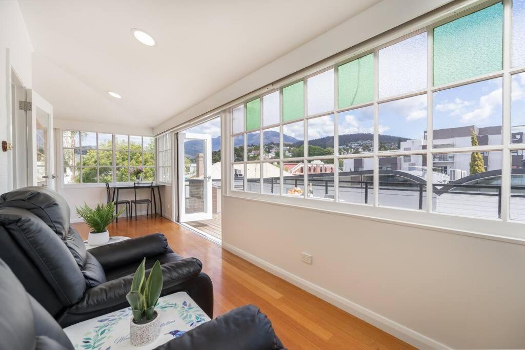 luxury city living - private entrance-free parking