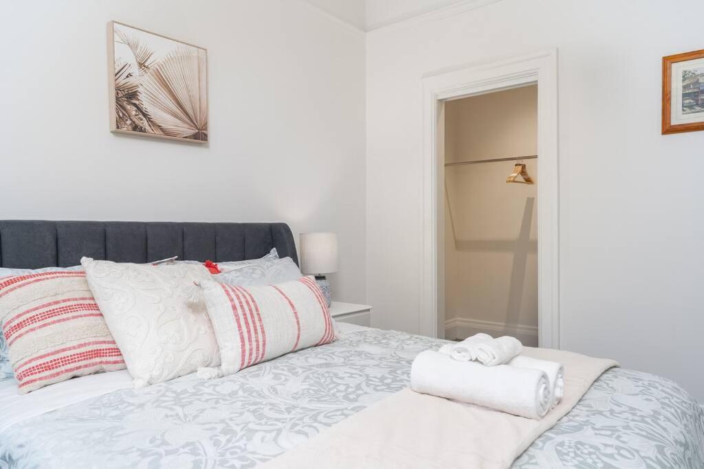 luxury city living - private entrance-free parking