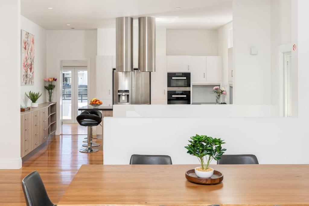luxury city living - private entrance-free parking