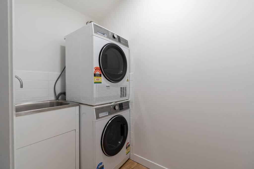 luxury city living - private entrance-free parking