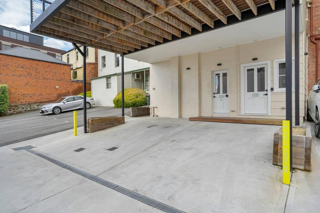 luxury city living - private entrance-free parking