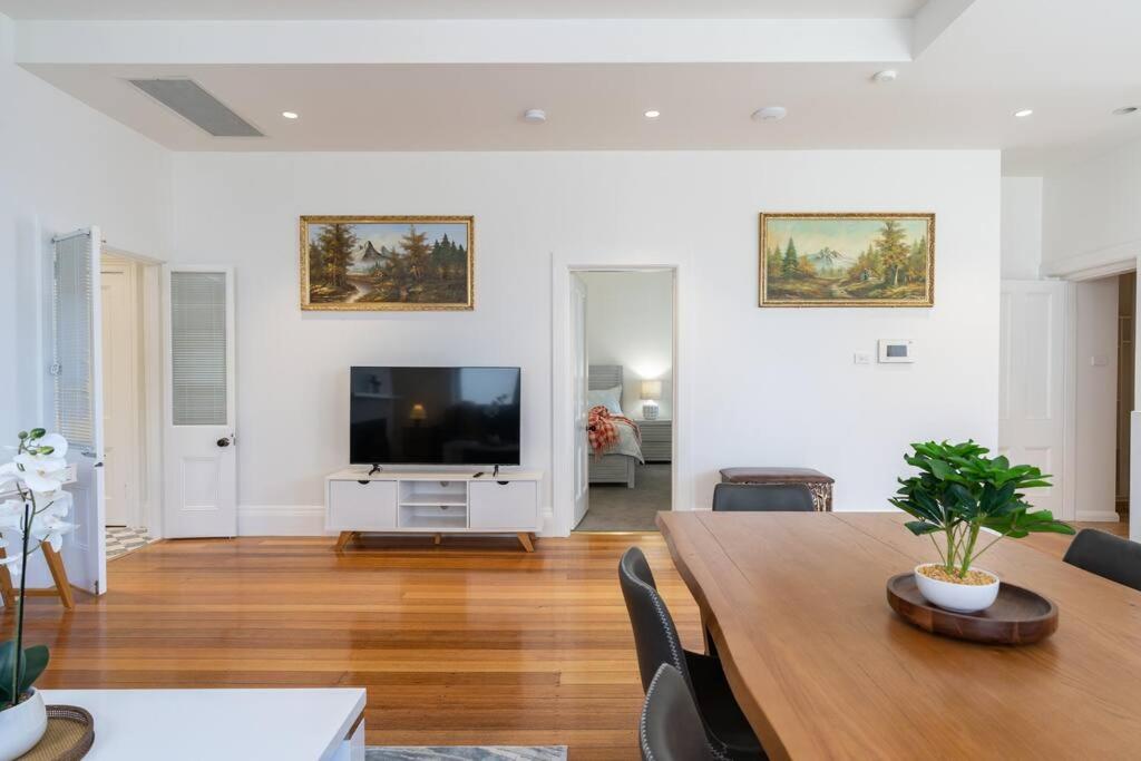 luxury city living - private entrance-free parking