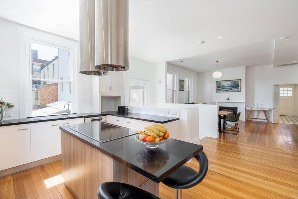 luxury city living - private entrance-free parking