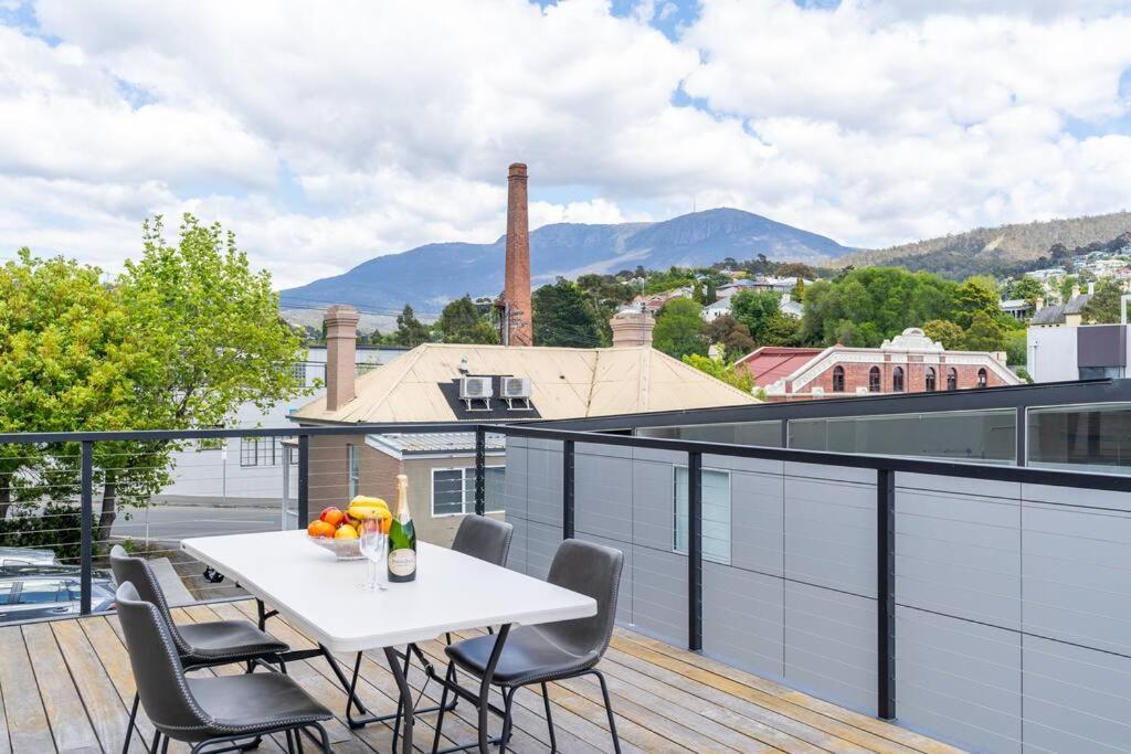luxury city living - private entrance-free parking