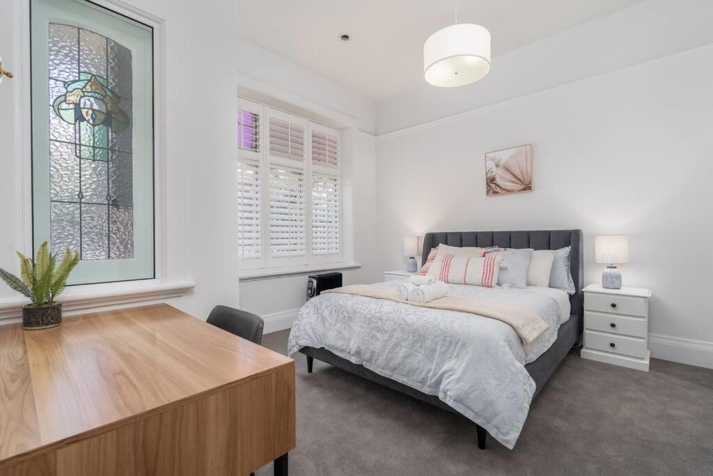 luxury city living - private entrance-free parking